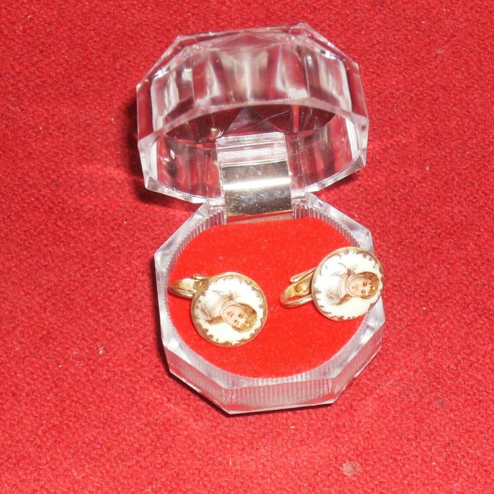 Antique & lovely 14k gold earrings w/ painted lady